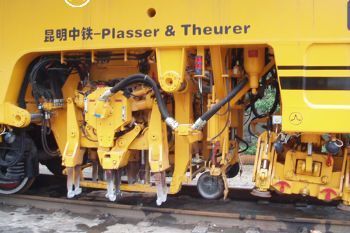 D08-32C搗固車(chē)工作機(jī)械鉗與搗固裝置